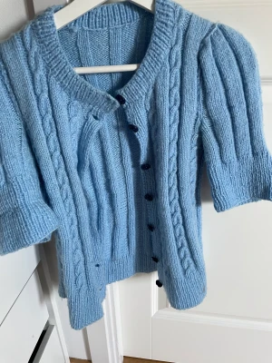 Stickad blå kofta  - Säljer min super fina stickad kofta som tyvärr inte kommer till andvändning❤️