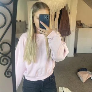 Sweatshirt - Säljer denna jätte gullig tröjan från bikbok i storlek xs🤍