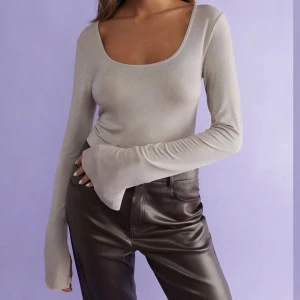 Jersey top - Topp med slits i armen från Gina tricot. Oanvänd har lappen kvar på