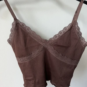 Brunt linne - Jätte söt brunt linne från H&M med spetsdetaljer🤩. Köparen står för frakten💕💕