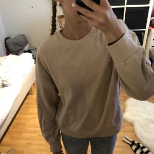 Tröja - Långärmad beige tröja från H&M i storlek Xs. Användes en gång och är i bra skick!