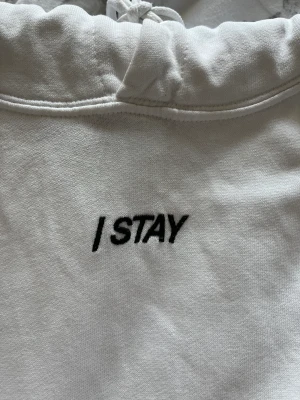 Hoodie - En vit hoodie från carlings som inte kommer till användning💕