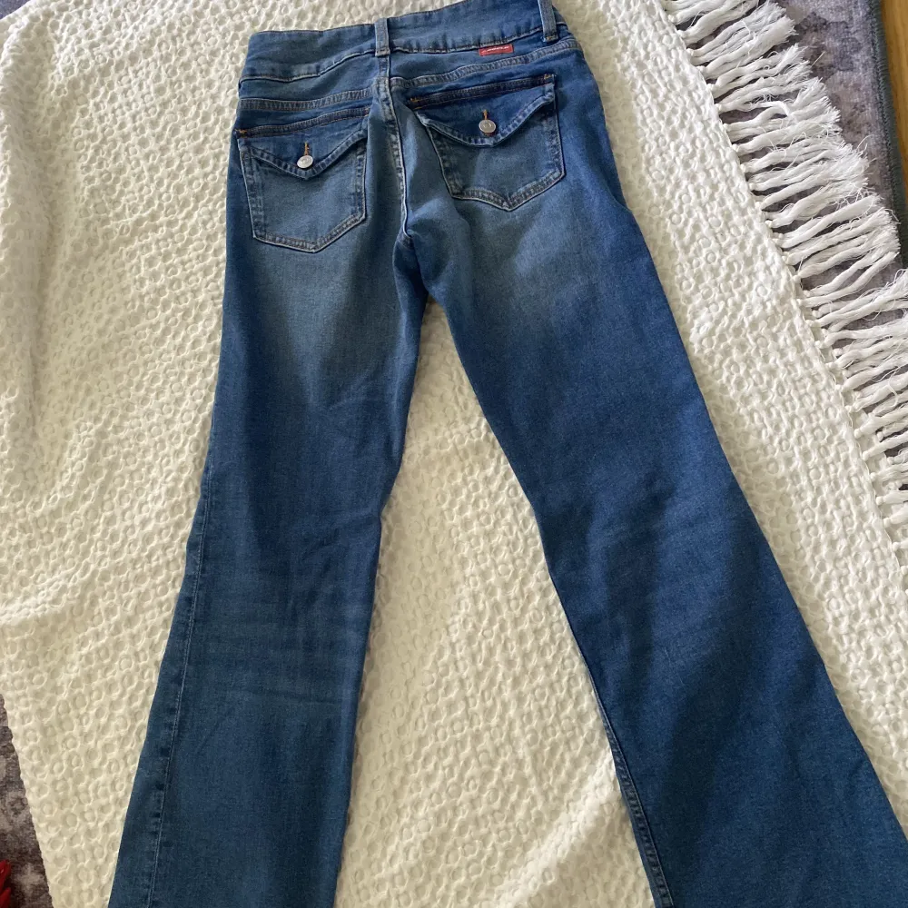 Angel-jeansen från h&m. Använda en gång. Sitter otroligt snyggt! Perfekt längd till mig som är 166 cm. Köpare står för frakt. Jeans & Byxor.