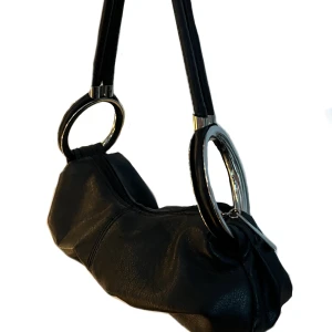 svart skinnväska med ringar - söt svart skinnväska med ringar!