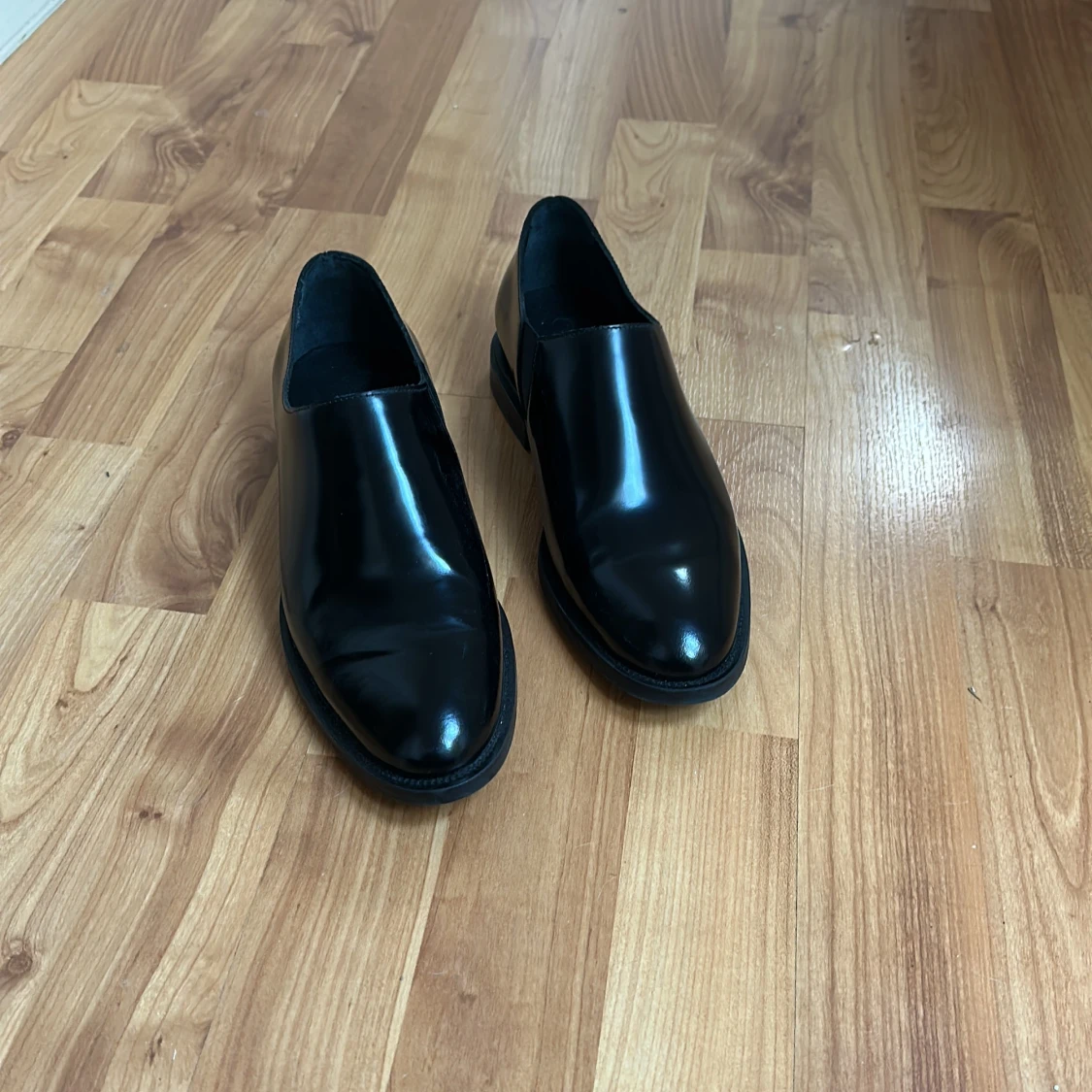 Högglansiga skor från COS