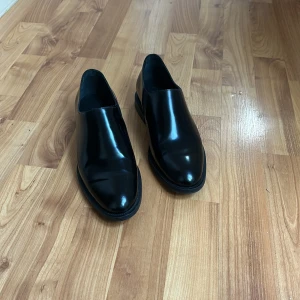 Högglansiga skor från COS - Knappt använda, ser helt oanvända ut på ovansidan! Snygga till egentligen vad som helst! 