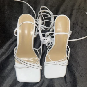 vita klackar  - råka köpa i fel storlek ( möts ädas up❗️ om du vill jag ska frakta så kostar det dubbelt.)