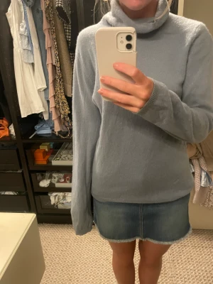 Polo Max mara  - Säljer denna sjukt fina polotröja från Max Mara. Perfekt tröja till hösten/vintern och i ett såå skönt material. 