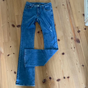 Bootcut jeans  - Jag säljer mina jättefina och populära bootcutjeans från SHEIN i stl S som aldrig är använda❤️ Säljer pga att de är för små. Först till kvarn och skriv privat om du har frågor❤️