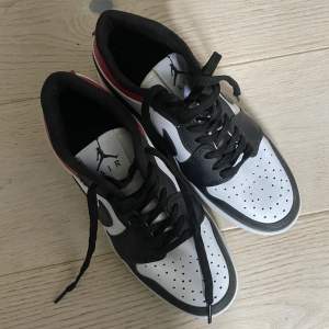 Nike Air Jordan lows❤️‍🔥 Oanvända Köpta i Turkiet för 649kr så dom är fake! Men väldigt fin kvalite på ändå! Strl 39  Skriv för prisförslag!💕
