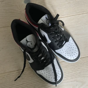 Nike Air Jordan low  - Nike Air Jordan lows❤️‍🔥 Oanvända Köpta i Turkiet för 649kr så dom är fake! Men väldigt fin kvalite på ändå! Strl 39  Skriv för prisförslag!💕