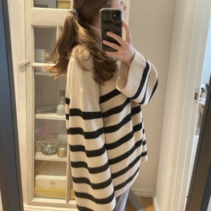 Randig tröja other stories - Mysig tröja från &otherstories! Med dragkedja, lite stor för mig 