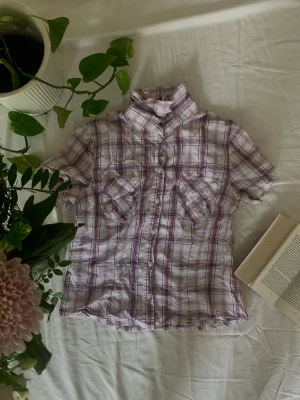 Rutig skjorta - Rutig skjorta från Divided. Köpt secondhand och inte använt själv. Bra skick.