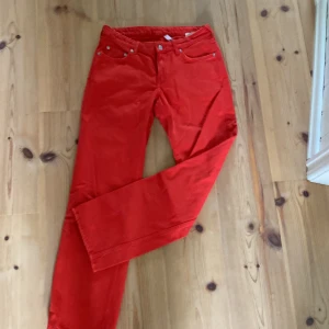 Low arrow weekdayjeans - Säljer mina weekday jeans i modellen low arrow i stl W27L32  som är använda ett fåtal gånger. Säljer pga att de är för små. Skriv till mig privat om du har frågor❤️