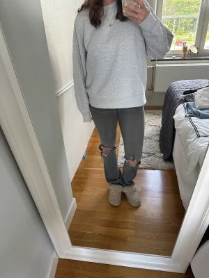 Grå jeans - Jättesnygga grå bootcut jeans med hål😁