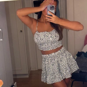 Kjol och topp  - Super gulligt set ifrån bershka 💕 endast använt 1gång 🫶🏽💕