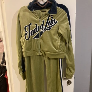 Velourset Jaded London - Set från Jaded London, från deras hemsida. Byxorna har en del defekter, syns på sista bilden. Därför säljer jag dem billigt. Om du bara är intresserad av över- eller underdel, skriv så löser vi det!