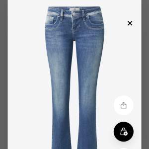 Säljer mina blåa lågmidjade Ltb jeans då de inte kommer till användning, de är i ganska bra skick, skriv gärna vid frågor💗