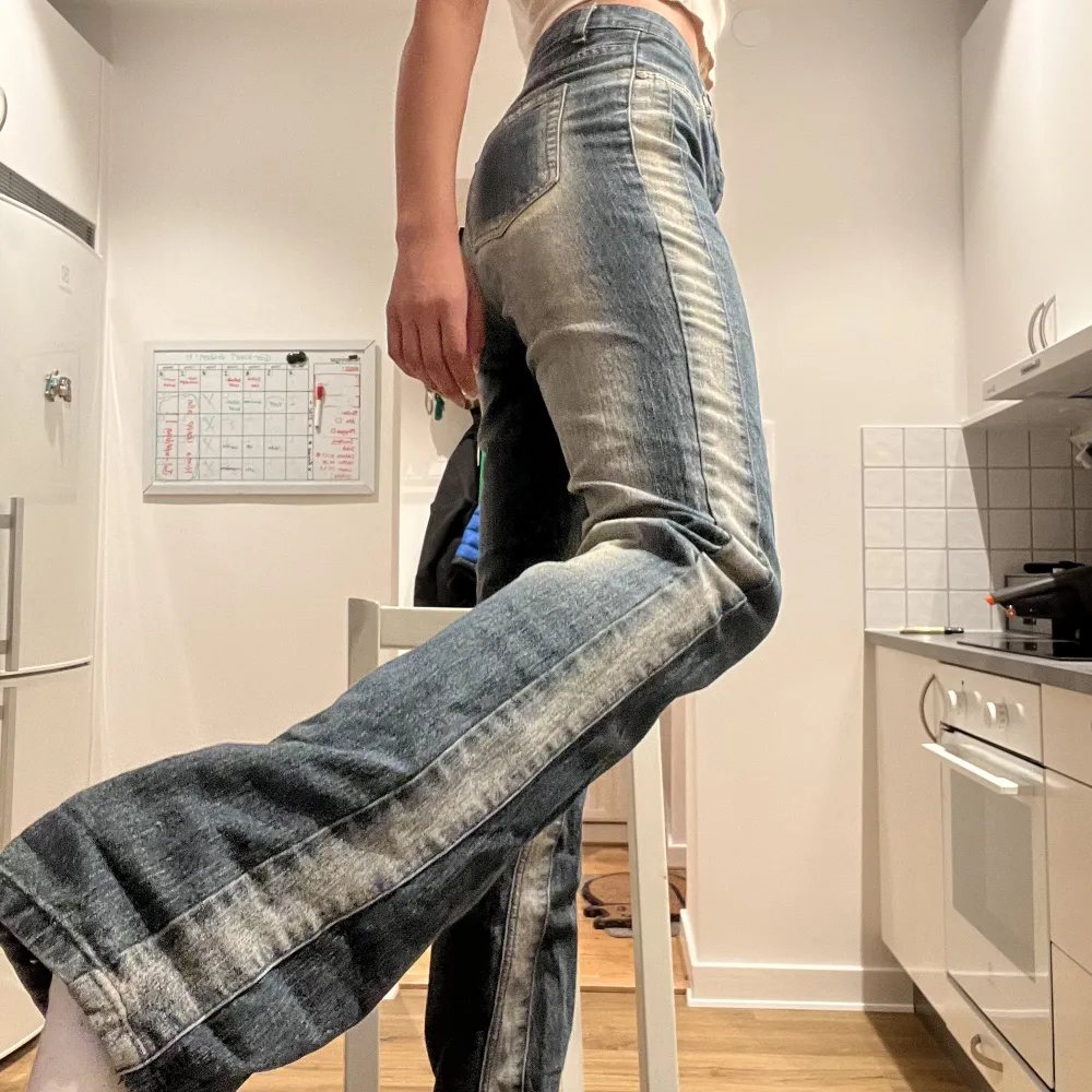 Thriftade d&c jeans vet ej om de är äkta men de är väldigt coola, passar storlek s/m jag brukar ha 36 och de är liiite för stora på mig. Väldigt långa ben. Jeans & Byxor.