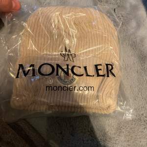 Moncler mössor 1:1 flera färger finns så det är bara skriva vad ni vill ha.