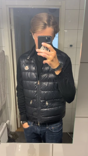 moncler gui väst  -  Skicka ser bra ut men Två hål på västen  Skulle säga 6/10 men ser inte hålen så väl.