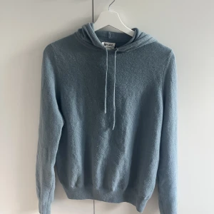 Softgoat hoodi - Så fin Kashmirhoodie! Jättefint skick, dock ett litet hål vid mudden men syns knappt (se på sista bilden)!