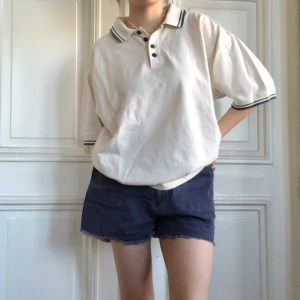 jättesöt vintage oversized sailor t-shirt - superfin gammaldags seglar polotröja i gräddvit med blåa och bruna detaljer! skick: gott storlek: XL modell: s/m 169cm