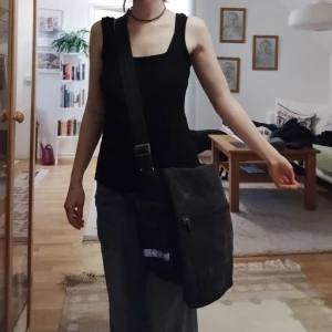 Marimekko axelremsväska - Skitfin Marimekko axelremsväska. Perfekt till skolan. 💜  Höjd: ca 32 cm Bredd: ca 40 cm.  Frakt ingår inte i priset