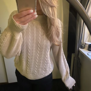 Stickad tröja - Jättesöt stickad tröja med fina detaljer! 💕