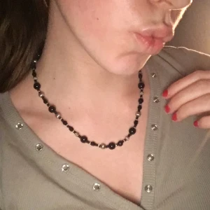 Halsband  - Väldigt gulligt halsband med olika svarta och silvriga ”pärlor”. Väldigt fina detaljer på. Passar till nästan allt❤️❤️