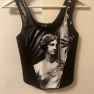 Ny korsettopp - Ny korsettopp med unikt, coolt tryck. Köpt på Vinted, men passade tyvärr inte mig, så endast testad och lapp finns kvar. Strl S, men passar XS också.