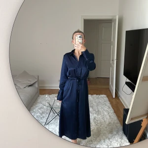 Marinblå klänning  - Marinblå klänning från ginatricot. Använd 2 gånger. Nyskick! 