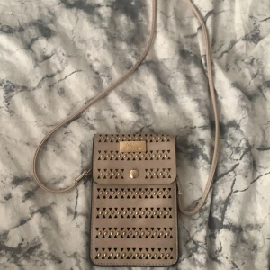 Väska  - En väska perfekt passform till mobbilen 