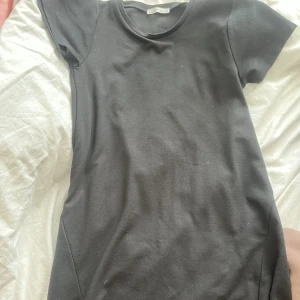 Klänning - Klänning köpt från zara slutar över knäna.