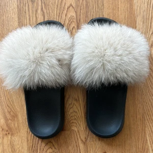 Äkta päls tofflor  - Använt få gånger, ser ut som nya. Jag har storlek 38 vanligt fall i skor men dom passar mig! 