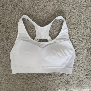 Sport-bh - Sport-bh från gymshark som endast är använd en gång, säljs då den är för liten. Nypris är 400kr men den finns inte att köpa längre