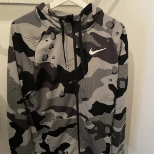 Nike drifit ziphoodie camo  - Ziphoodie i drifit material från Nike. Knappt använd. Storlek medium 