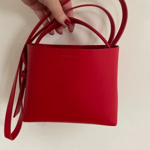 Arket - Elitina cross - Jag säljer min fina Arket - elitina cross bag då jag inte använder den längre. Köpt i januari i år och använd fåtal gånger och den är i nyskick.