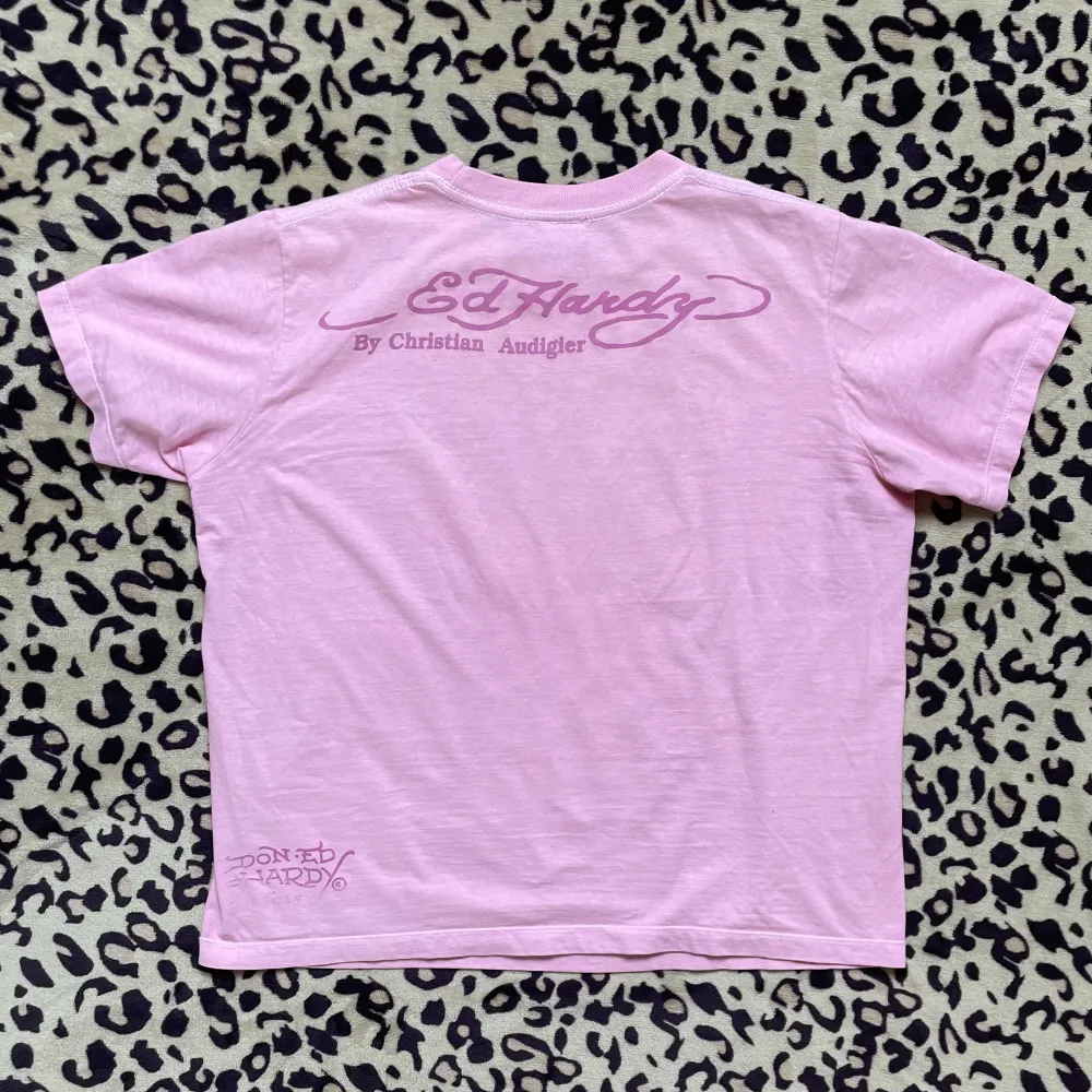 Jättefin rosa Ed Hardy tröja, den har en liten grå fläck vid texten på tröjan men annars inga defekter, skriv om du vill ha fler bilder💕 Köparen står för frakten . T-shirts.