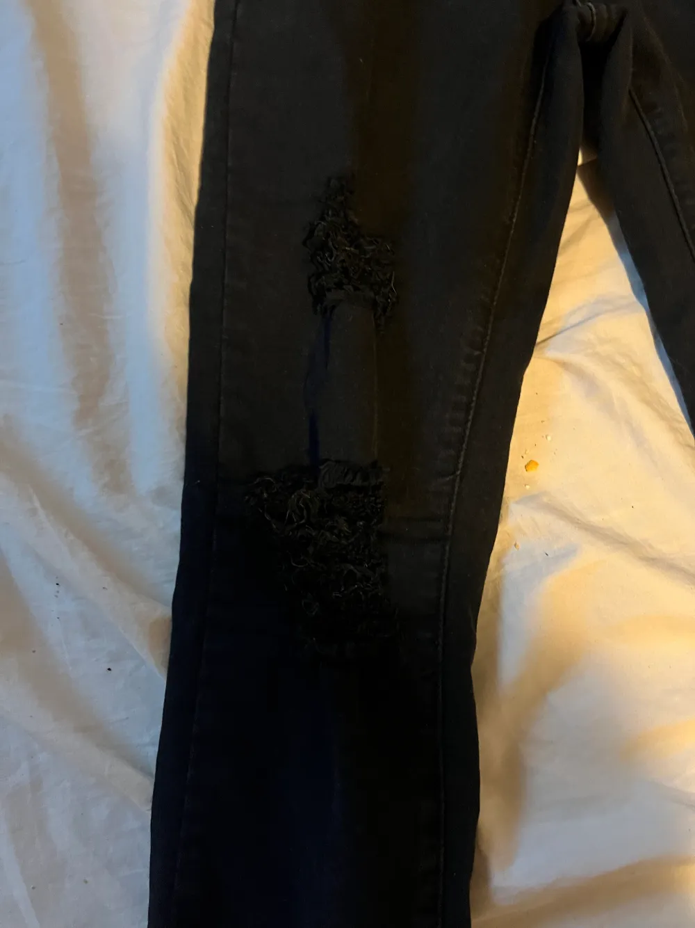 Säljer dessa då det ej kommer till användning. Svarta tajta jeans med olika hål. Jeans & Byxor.