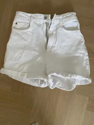 Säljer dessa jeansshorts i storlek 34 perfekta inför sommaren pga för små för mig