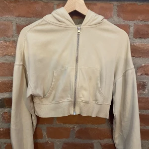 Kroppad hoodie  - Beig kroppad hoodie. 