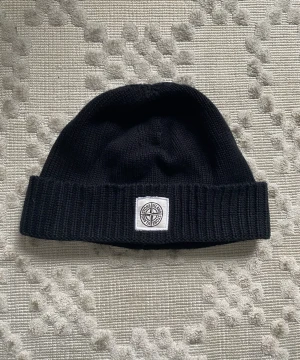 Stone island mössa  - Helt ny använd 1-2 gånger. Nypris 1600 säljer den pågrund av storleken. Har du någon fråga om priset eller om mössan skriv gärna.