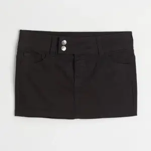 Säljer en svart jeans kjol från hm, den är sparsamt använd och jättefin till sommaren!☀️ny pris 200 kr😁