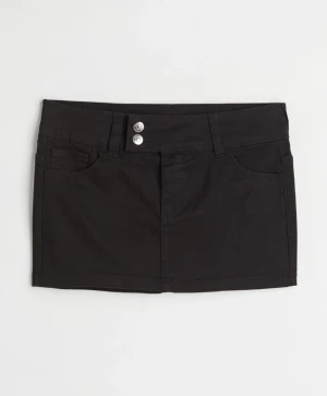 Hm jeans kjol - Säljer en svart jeans kjol från hm, den är sparsamt använd och jättefin till sommaren!☀️ny pris 200 kr😁