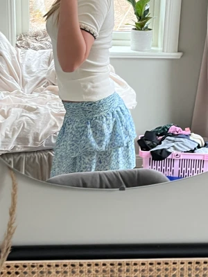 Kjol  - En jätte fin blå kjol men den kommer tyvärr inte till användning,jag har använt den 3,4 gånger❤️