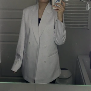 Vit kavaj - Skräddarsydd vit oversize kavaj med tillhörande vita kostymbyxor. Ungefär S/M