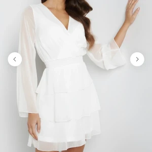 Vit klänning  - Perfekt till studenten, helt oanvänd med alla lappar kvar. Säljer för jag hittat en annan  💖KLICKA GÄRNA PÅ KÖP NU! 