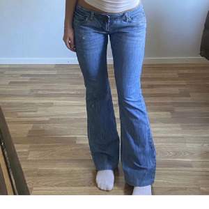 Säljer ett par super fina jeans köpta här på plick❤️ dom har tyvärr blivit för små för mig och kommer därmed inte till användning💕 är 1,65 och de går ned i marken💕( inte mina bilder!!) hör av er om ni har fler frågor☺️