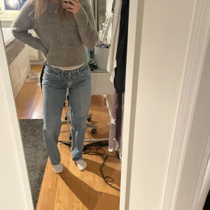 Lee jeans - Supersnygga och sköna jeans från Lee. De sitter supersnyggt och är väldigt sköna. Snygga till sommaren nu! Frakt ingår i priset! 